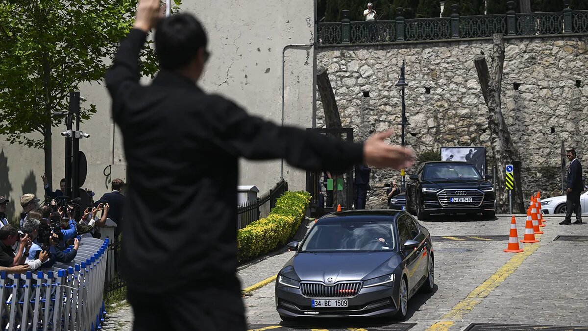   Hudaverdi Yaman / Anadolu / Getty Images- Архивное фото. Делегации прибывают во дворец «Чираган» для российско-украинских переговоров в Стамбуле, Турция, 2 июня 2025 года