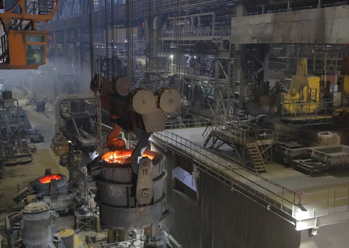 Впервые в истории ЭСПЦ женщина управляет перемещением огромного ковша с жидким металлом. Фото Валерия Воронова / «Медиацентр»