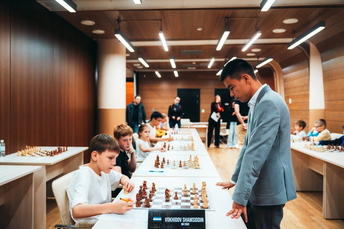    Титулованные гроссмейстеры в день шахмат в Югре провели сеанс одновременной игры