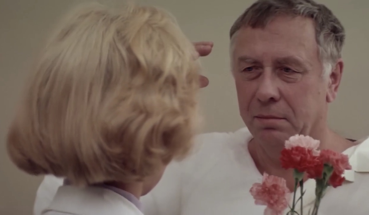 Вот вам кадр из советского фильма "Отцы и деды" (реж. Юрий Егоров, 1982) Женщина дарит мужчине цветы. Все норм.
