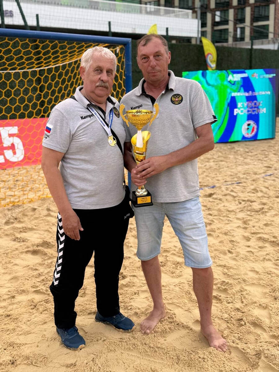    Тренеры белгородцев Сергей Крамской (слева) и Сергей Ярковой