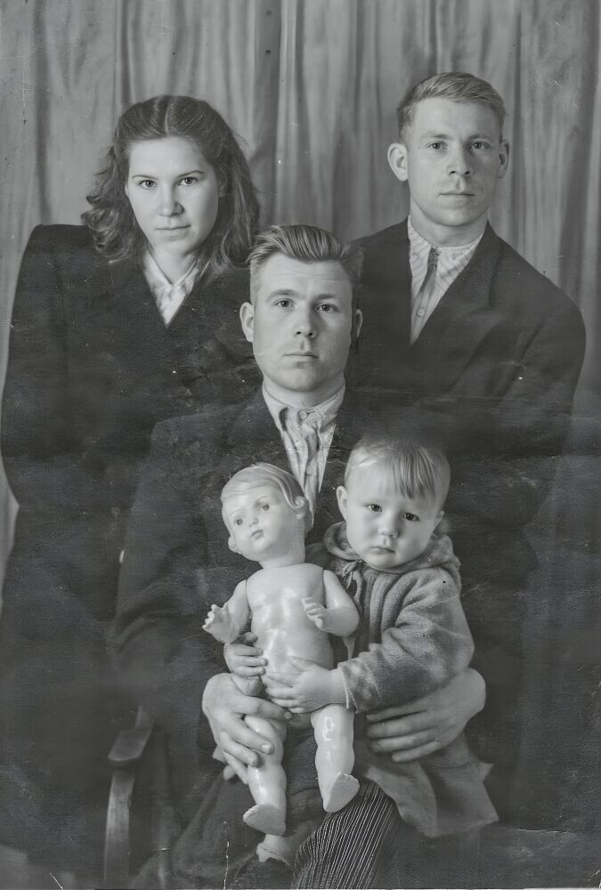 Фото 1951 года. Сергей Егорович (в верхнем ряду) с сестрой Марией, братом Дмитрием и племянницей Людмилой