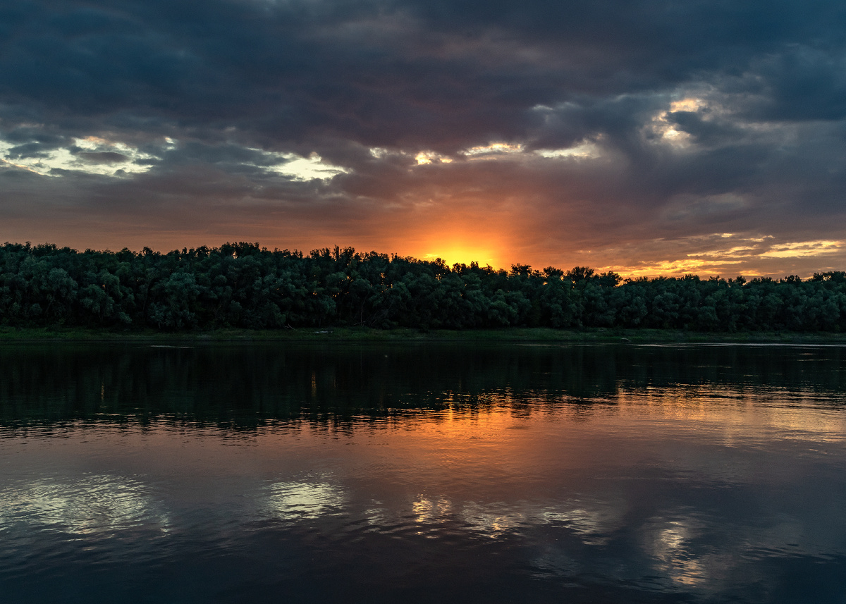 Закат в Перекопке. За что люблю восточный берег водоемов - по утру солнце не фигачит в тебя вдвойне - собтсвенно, с неба и с отражения в воде. Вечером, конечно, тоже самое, но хоть температура идет на убыль)