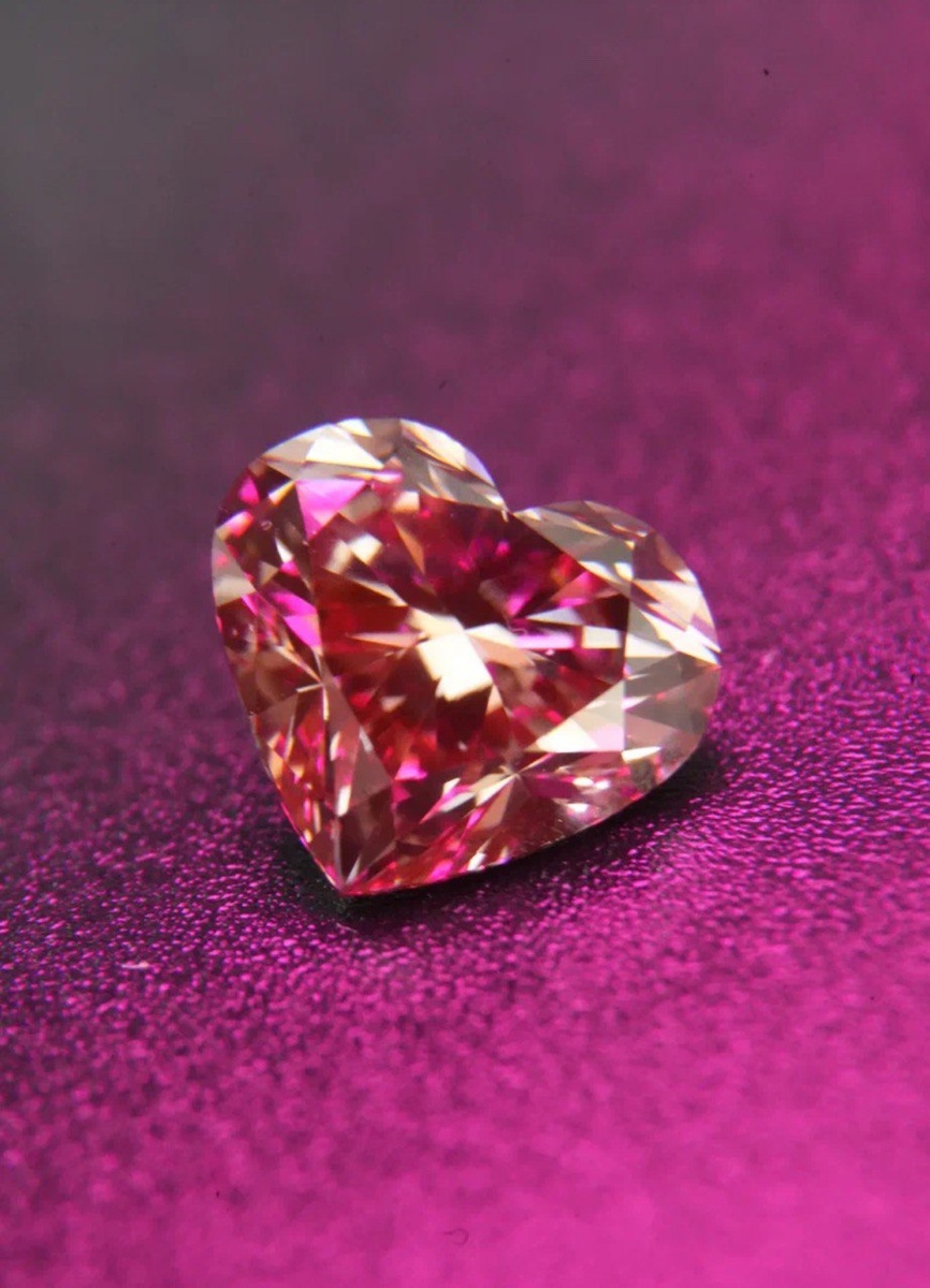 Розовый бриллиант от бренда "Грани любви", огранка сердце