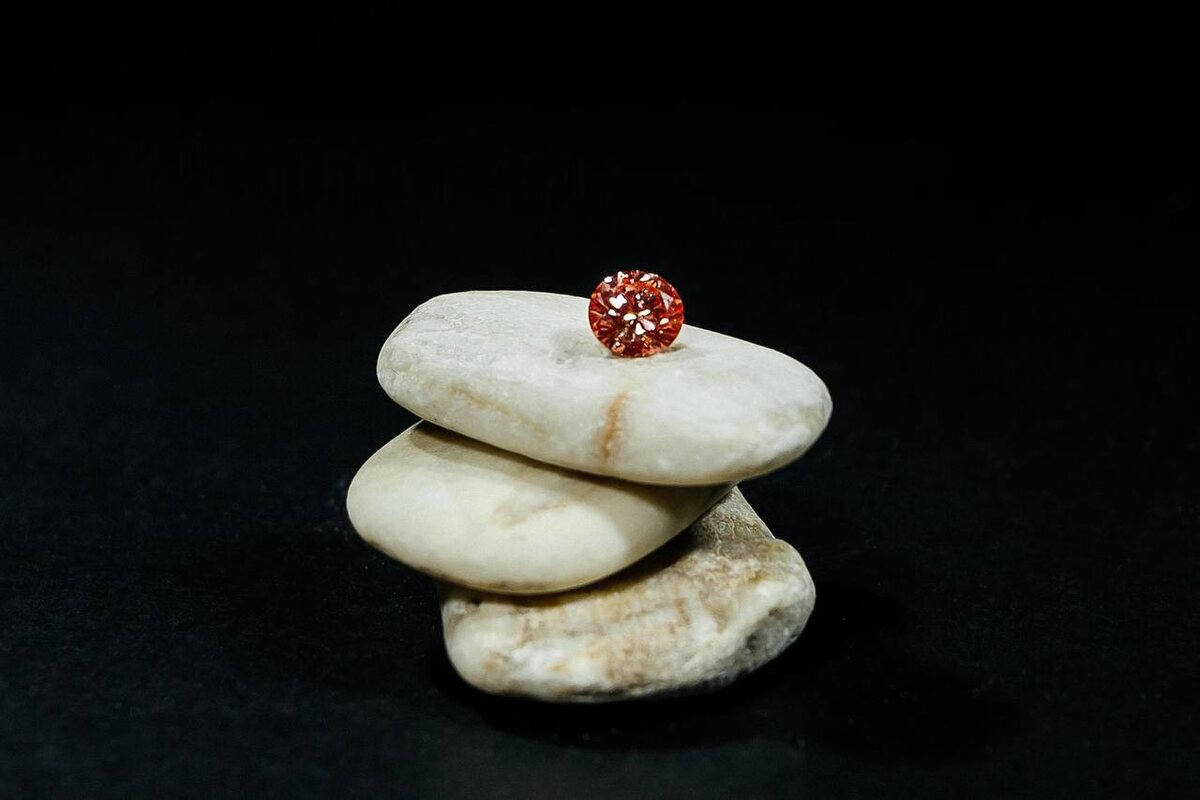 Розовый бриллиант от бренда "Грани любви", огранка круг