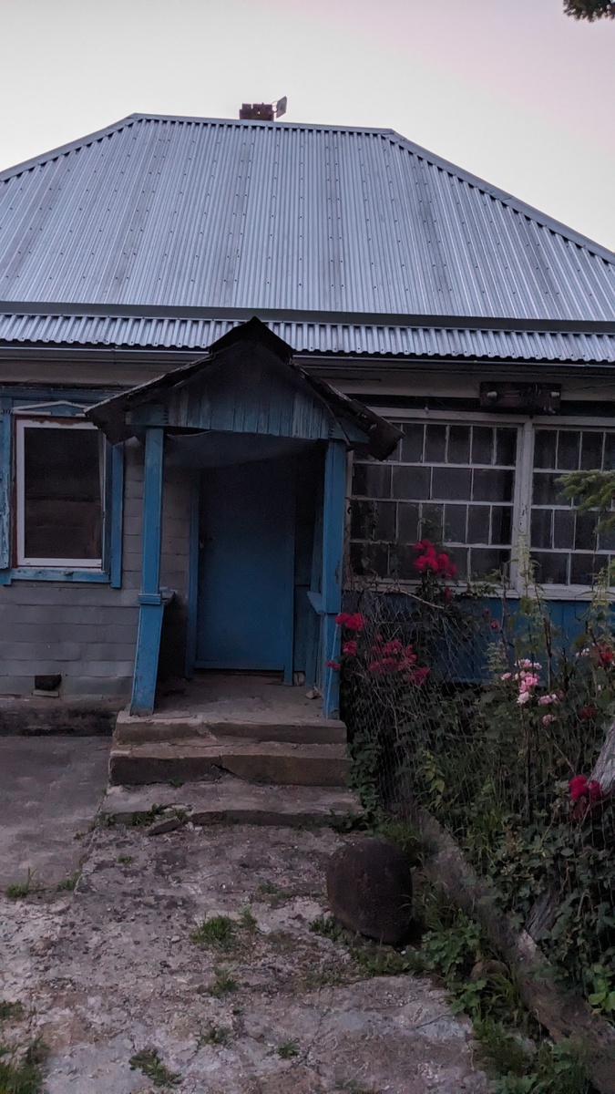 Домик моих бабушки и дедушки, из детства , такой же снаружи и совершенно другой внутри, жаль там теперь никто не живёт 