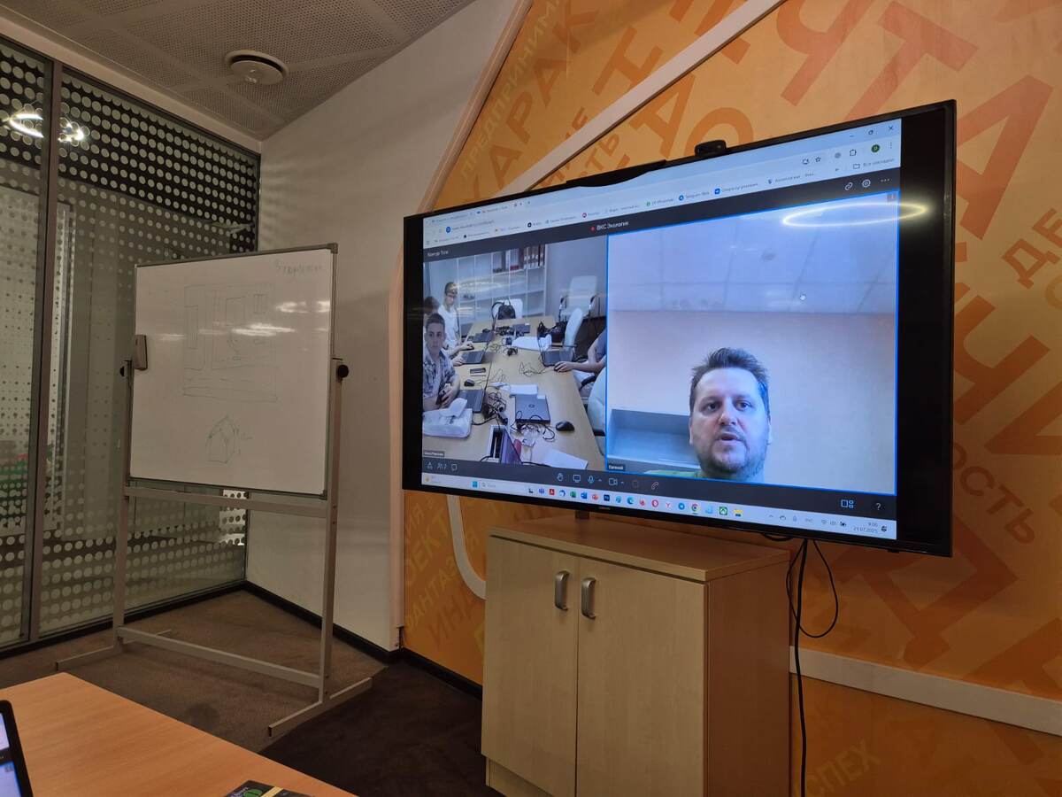 руководитель обособленного подразделения ООО "ПолиБиоТехник" Евгений Панов по видеосвязи провел занятие с учениками направления «Экология и изучение изменений климата» в рамках смены "Большие Вызовы" в ОЦ "Сириус"