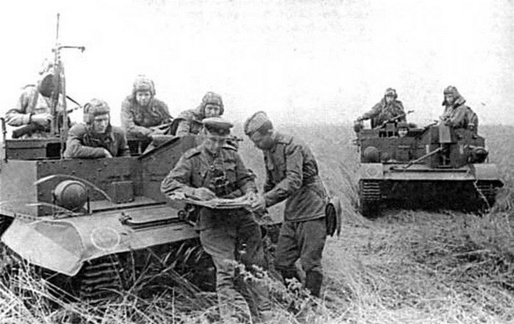 Солдаты и командиры Красной Армии перед боевой операцией на БТР «Универсал», 1944 год. Из открытых источников