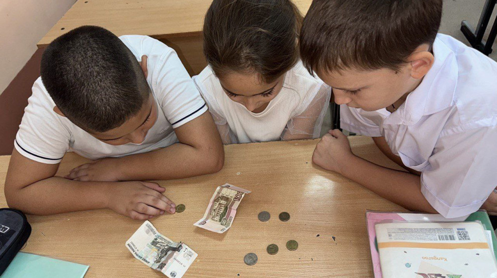    Деньги в руках малышей