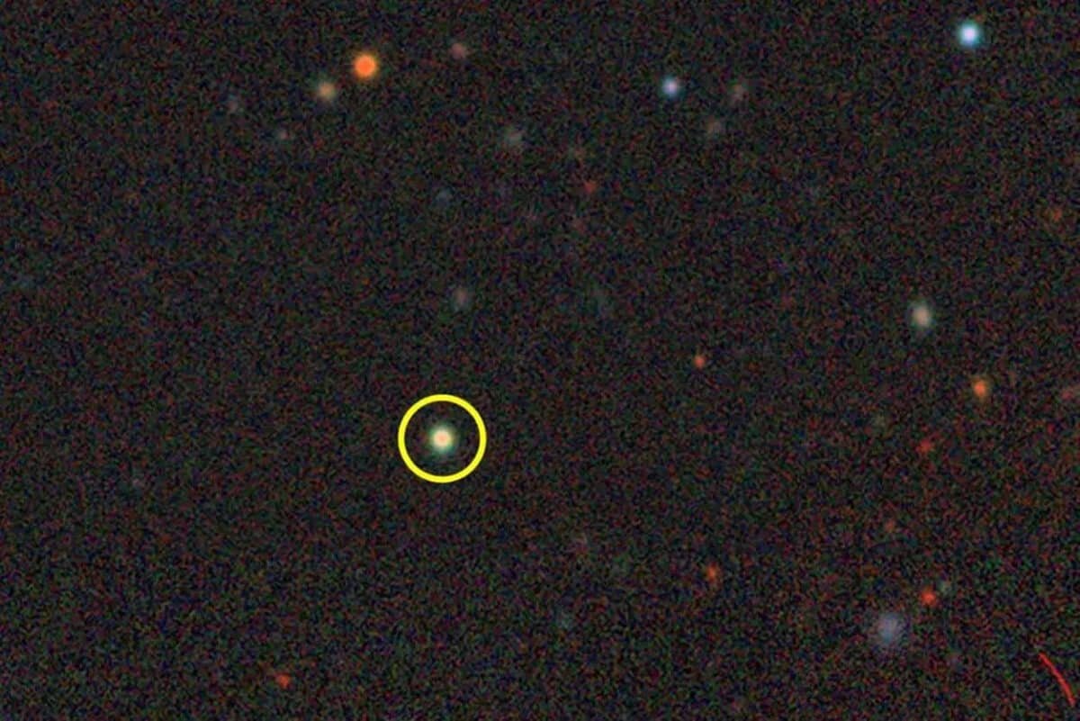    Галактика J1025+1402 — одна из трех «маленьких красных точек» / © DESI Legacy Survey, D. Lang (Permieter Institute)