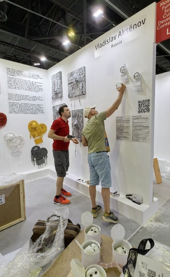 Монтаж стенда с работами Владислава Аксёнова на World Art Dubai 2025