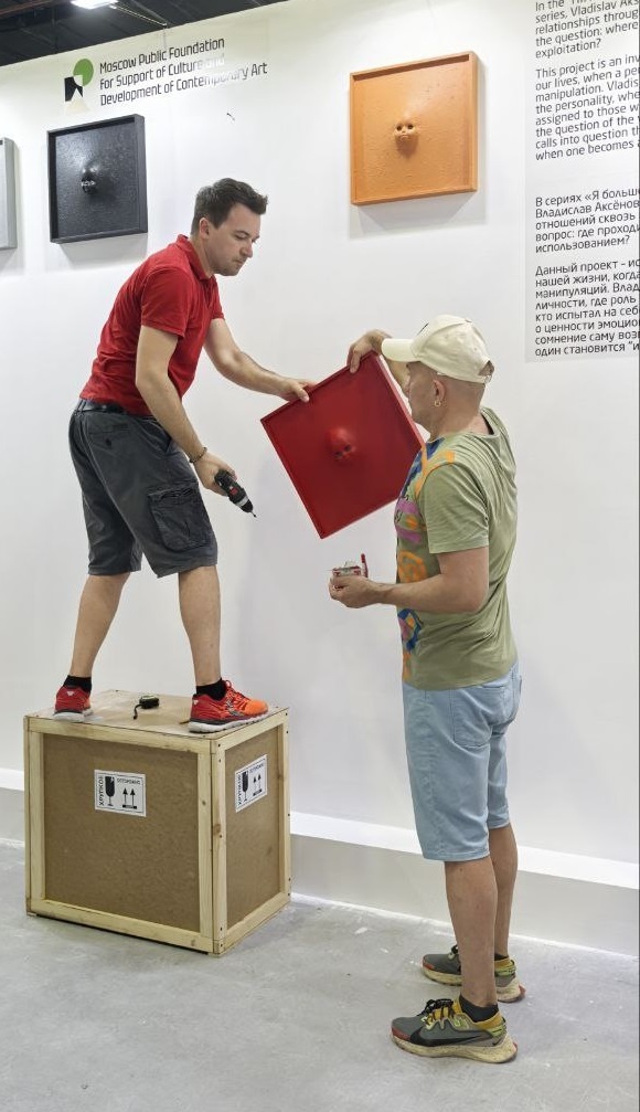 Монтаж стенда с работами Владислава Аксёнова на World Art Dubai 2025