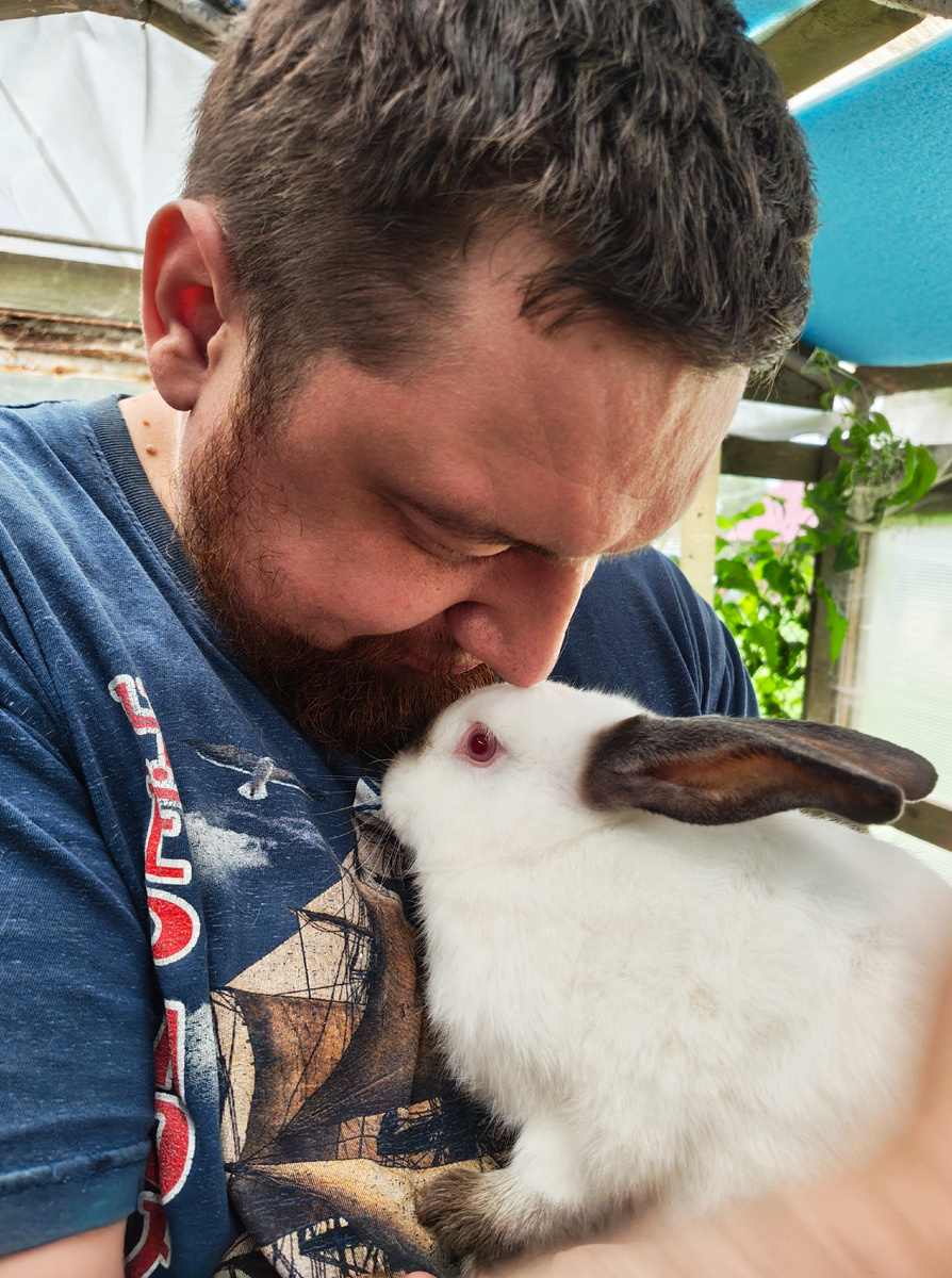 Супруг Алексей с крольчонком 