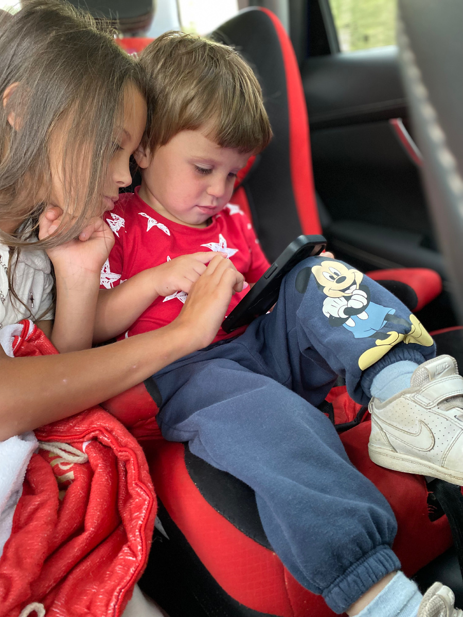 В ход шла даже «запрещенка» в виде просмотра фото на телефоне 