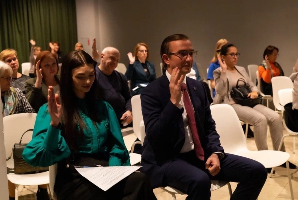   Ростовские единороссы не стесняются проводить свои собрания прямо в школах. Фото: Единая Россия | Ленинское МО