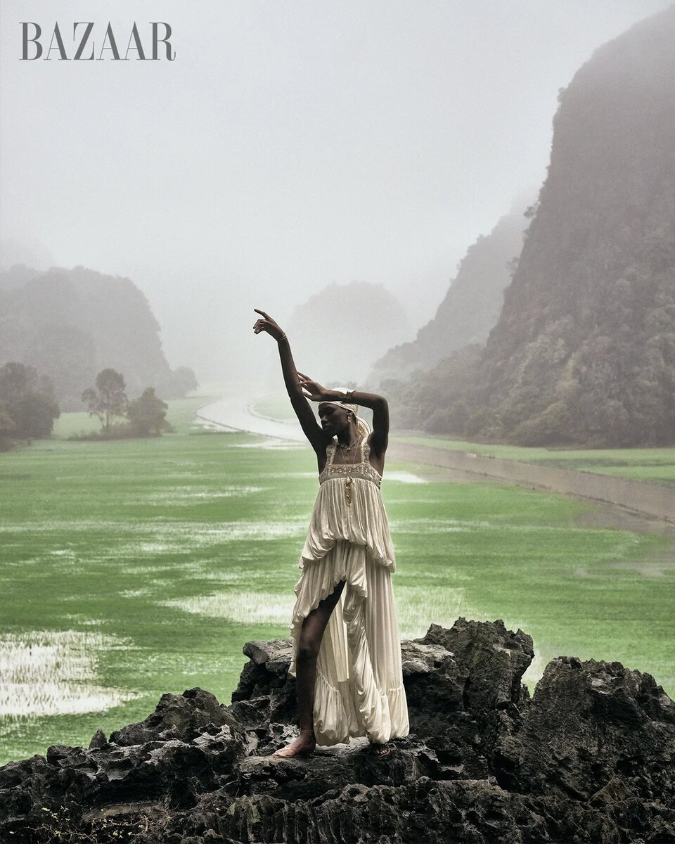 Платье, ожерелья и босоножки: Chloé. Шарф: Loro Piana. Серьги: Lizzie Fortunato. Браслеты: 
Ami Paris.