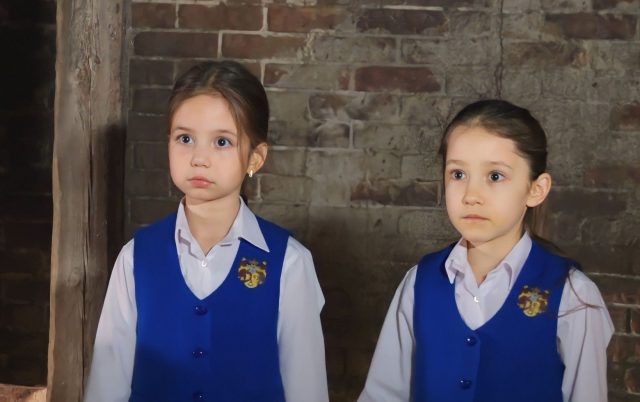    Луиза-Габриэла Бровина и Алина Васильева. Кадр из сериала «Закрытая школа»