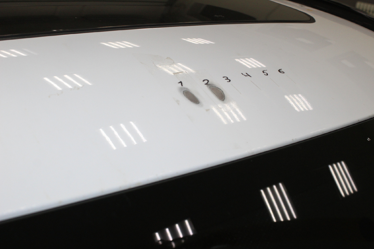 В ходе испытаний в некоторых местах специально повреждают верхний слой ЛКП, ведь такие потёртости могут появиться и в процессе реальной эксплуатации