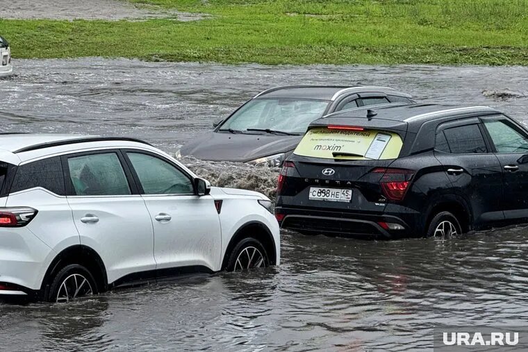 В некоторых районах столицы водители вынуждены буквально «плыть» по дорогам из-за сильных осадков. Фото: Екатерина Сычкова © URA.RU