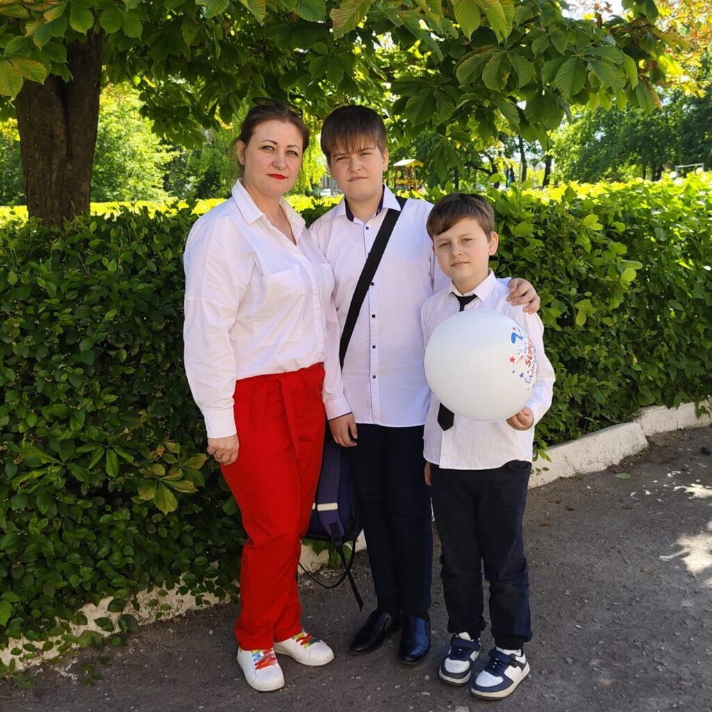 Ярослав с мамой и старшим братом