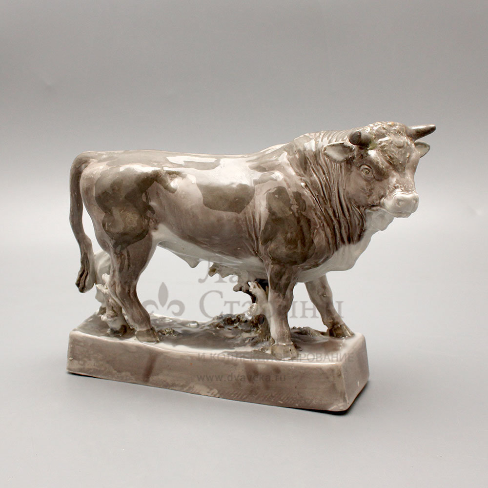 Статуэтка «Бык», скульптор Кожин П. М., фарфор Дулево, 1952-64 гг. 