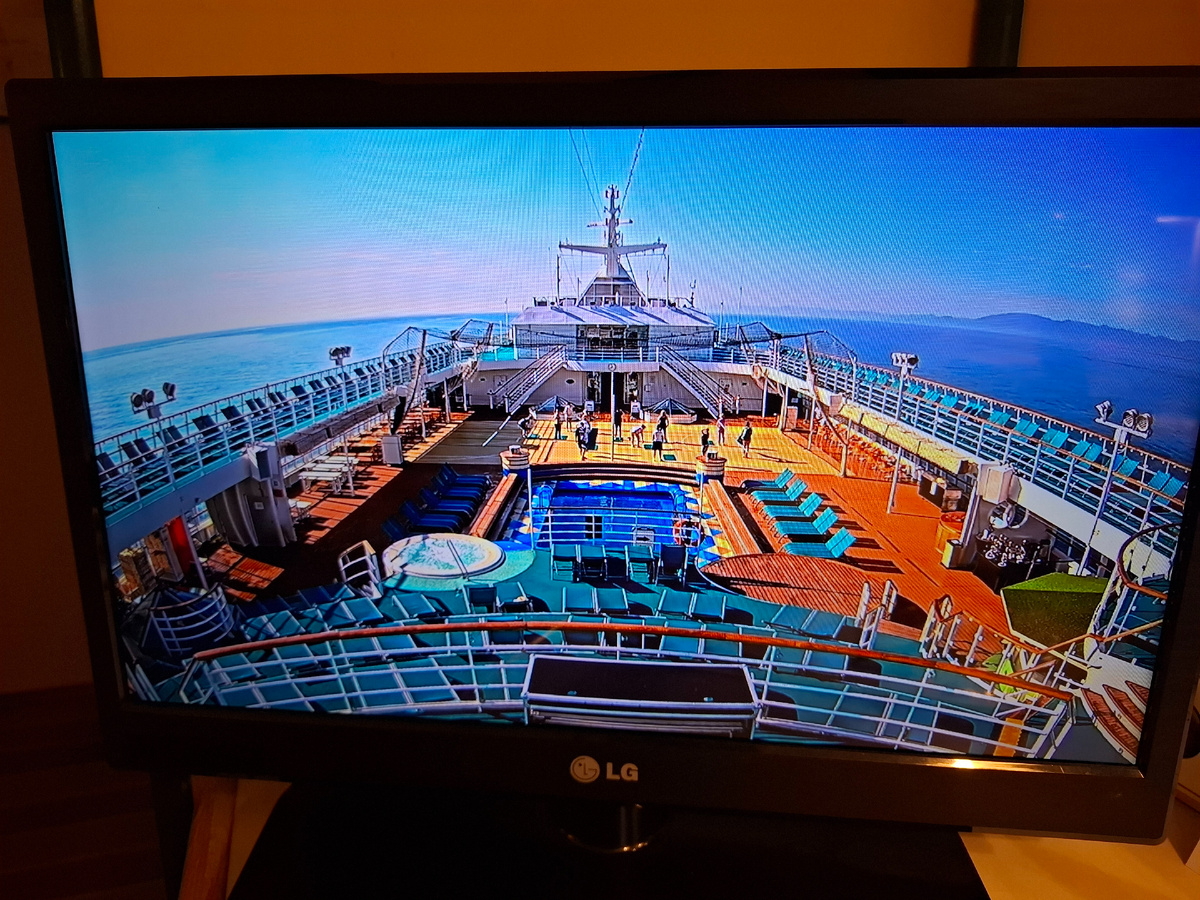 Вместо иллюминатора - телевизор. Но стоит включить камеру с солнечной палубы, и каюта уже не "внутренняя", а "с видом".