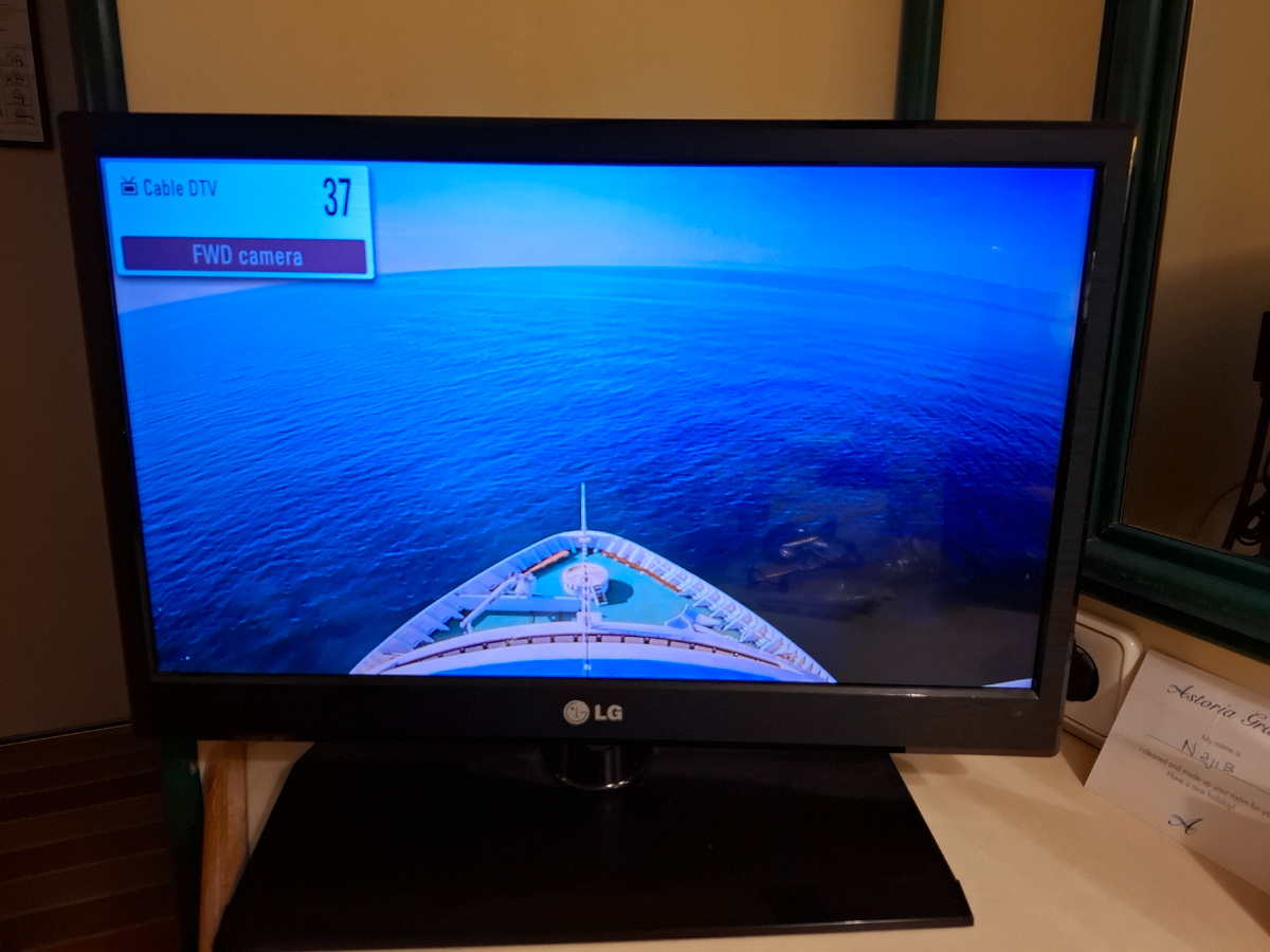 Окна нет - но и не нужно. Море транслируется прямо в каюту, а вместе с ним приходит ощущение простора.