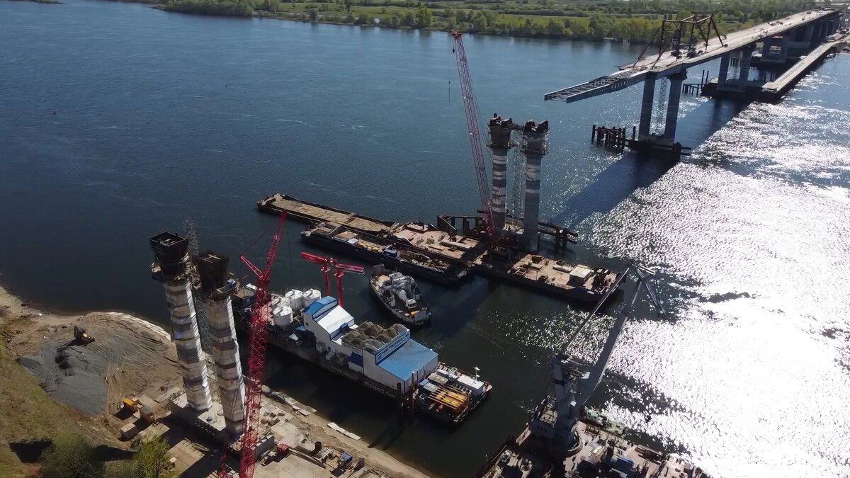 Строительство моста "Котловский". Баржа с установленными на ней бетонными заводами 