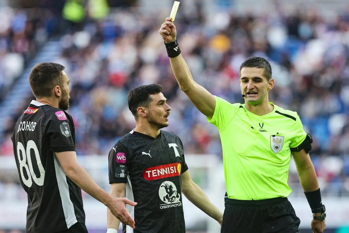 Судья показывает желтую карточку футболисту ФК «Торпедо» Хетагу Хосонову. Фото: Виталий Невар / РИА «Новости»