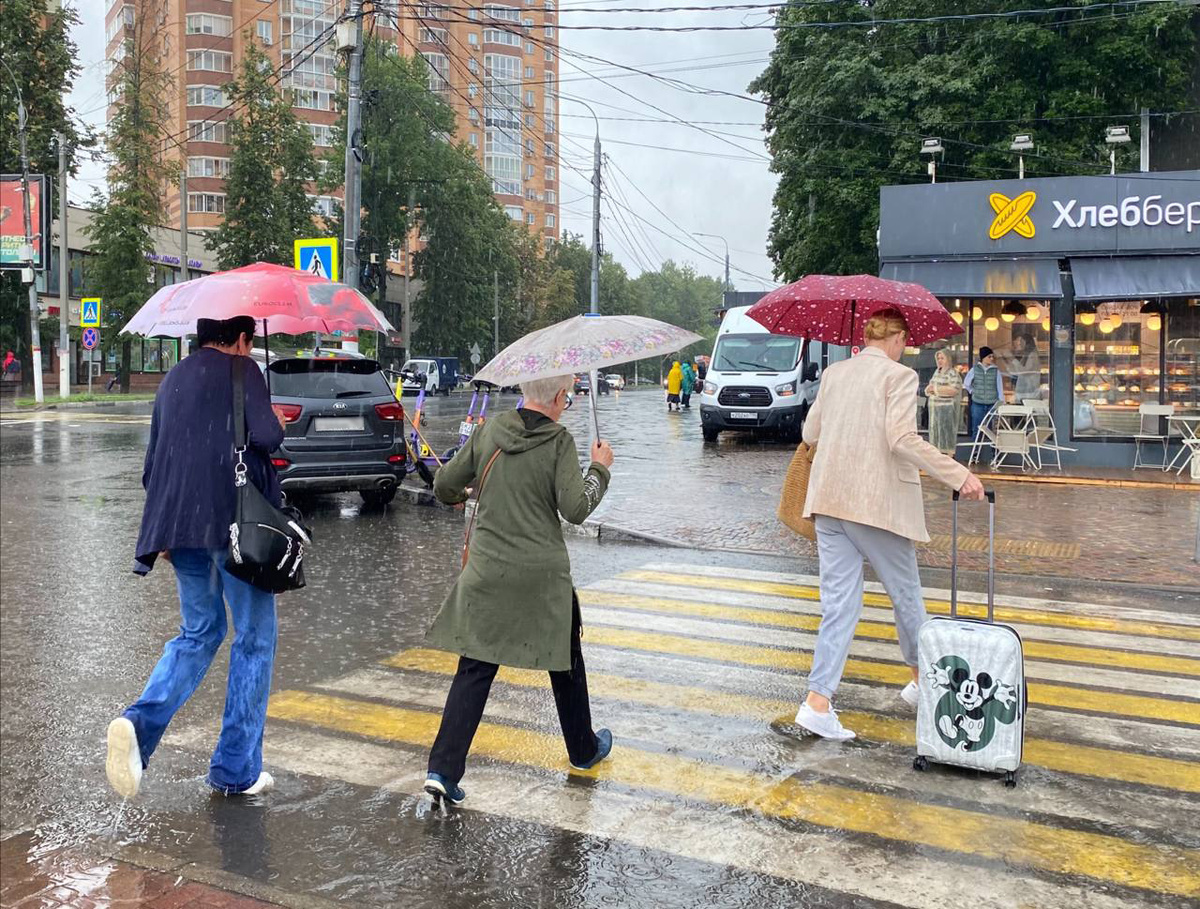 Листаем карусель. Плавающий пешеходный переход у станции Химки. 21 июля 2025 года. Фото автора.