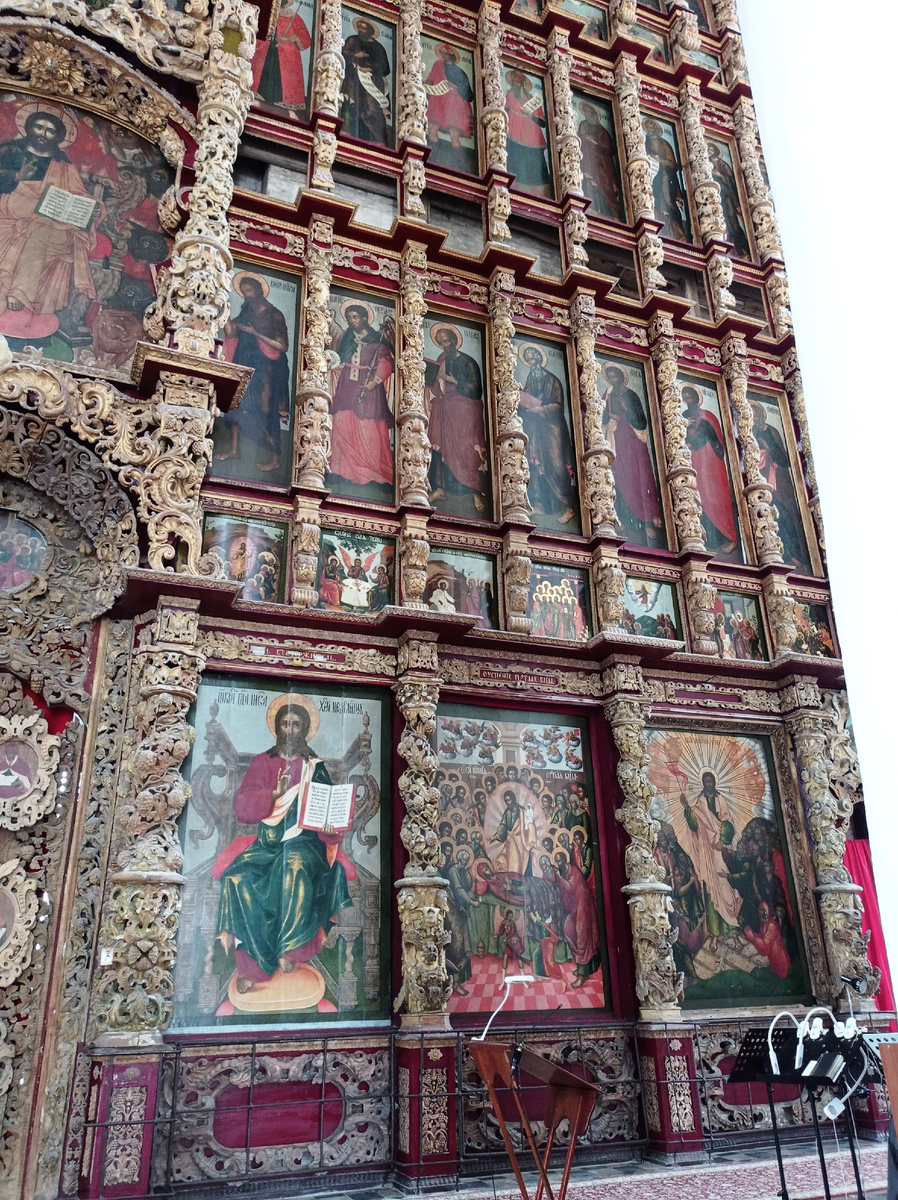 Иконостас Успенского собора рязанского Кремля (листайте)