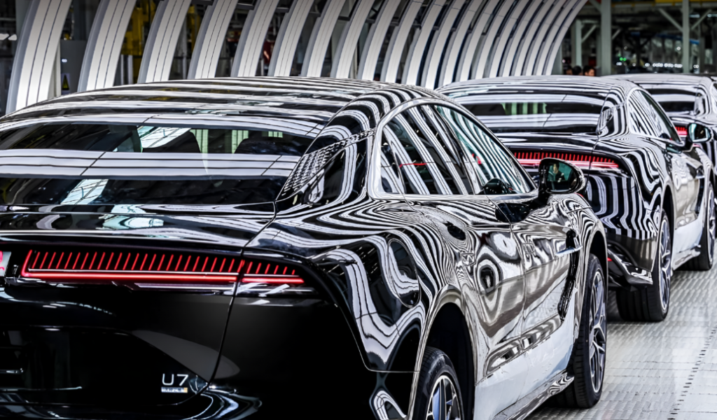 Седан Yangwang U7 - юбилейный автомобиль китайского автогиганта.