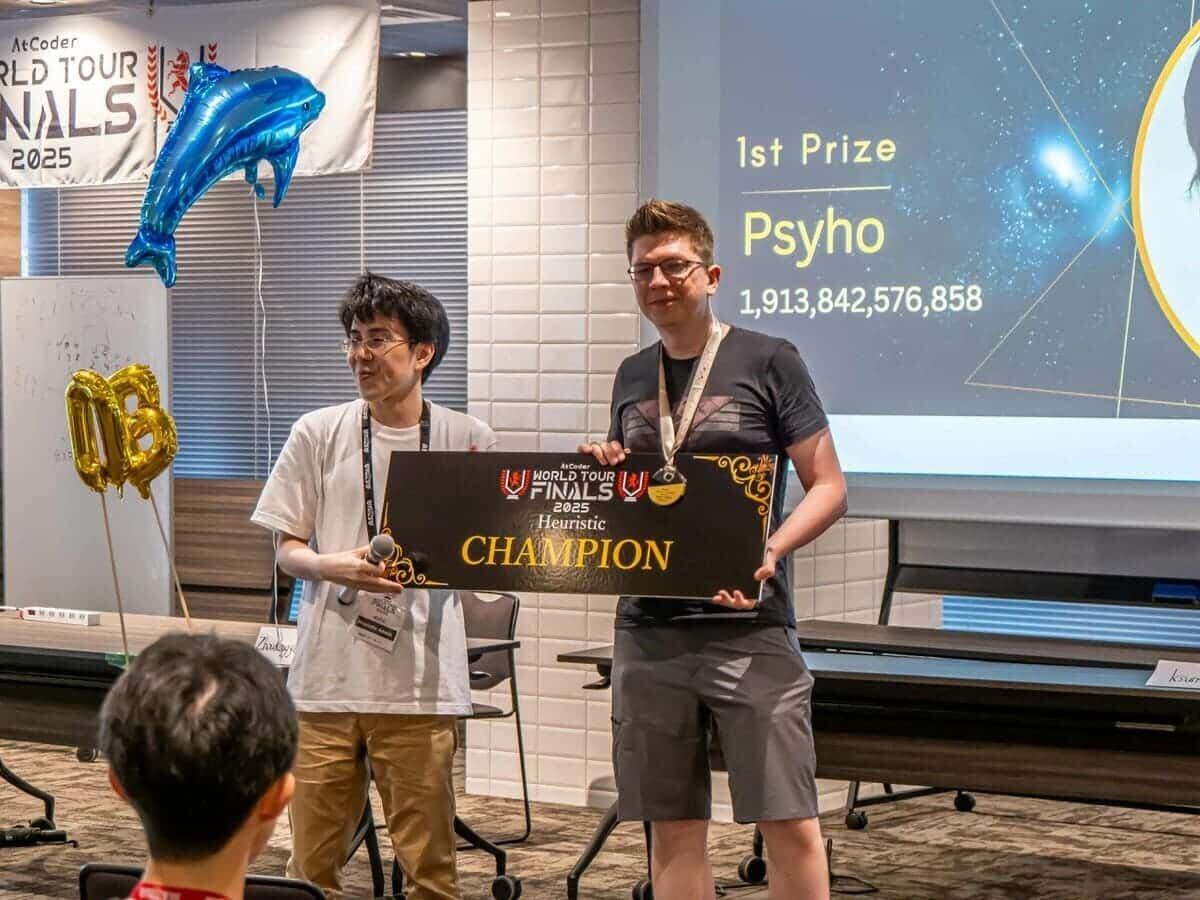    Пшемыслав Дембяк (справа) получает награду за победу в конкурсе AtCoder World Tour Finals 2025 / © Przemysław Dębiak