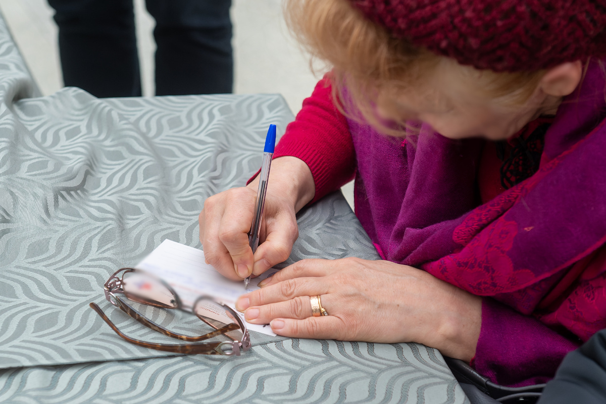 Женщина попала в приют, хотя у нее есть дети. Фото: Михаил Фролов. 