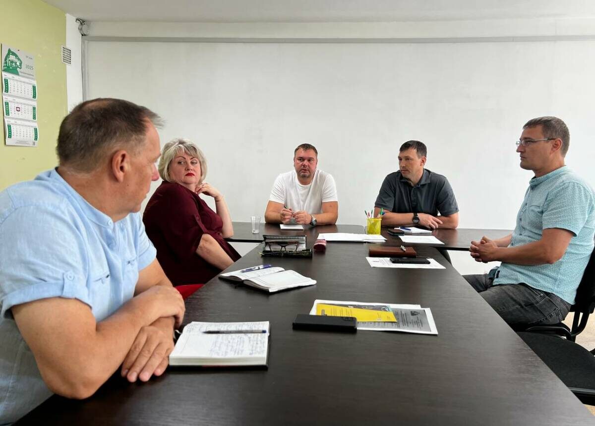 Совместно Фанилем Аглуллиным Максим Боровков встретился с председателем Правительства ЛНР Егором Ковальчуком, а также с представителями местных администраций.Фото: аппарат вице-премьера РТ Фаниля Аглиуллина