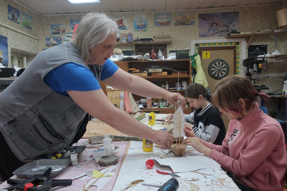 Сергей Левонович с племянницами Каринэ и Олесей. Установка реев и паруса на самодельную модель китайской джонки 17 века - процесс творческий, но кропотливый и очень точный