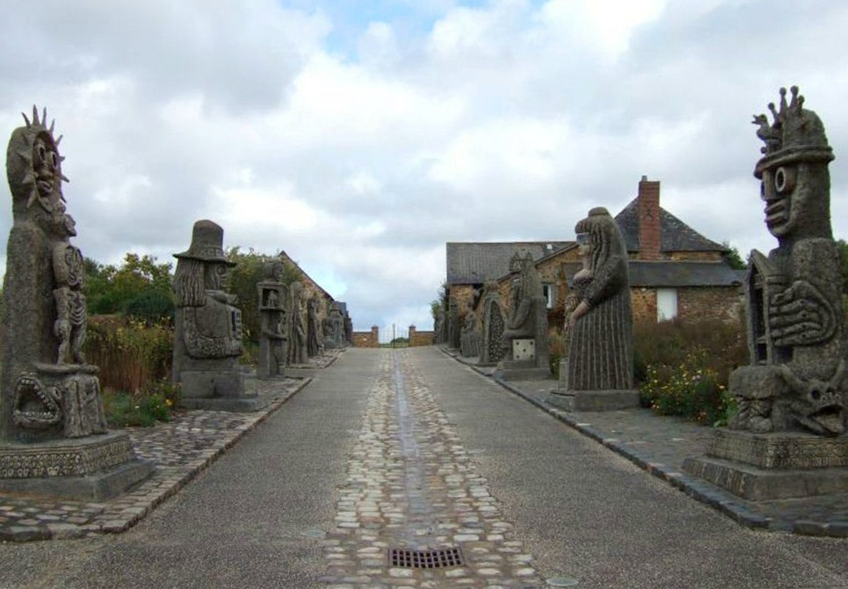 Аллея перед входом в Музей Робера Татена.