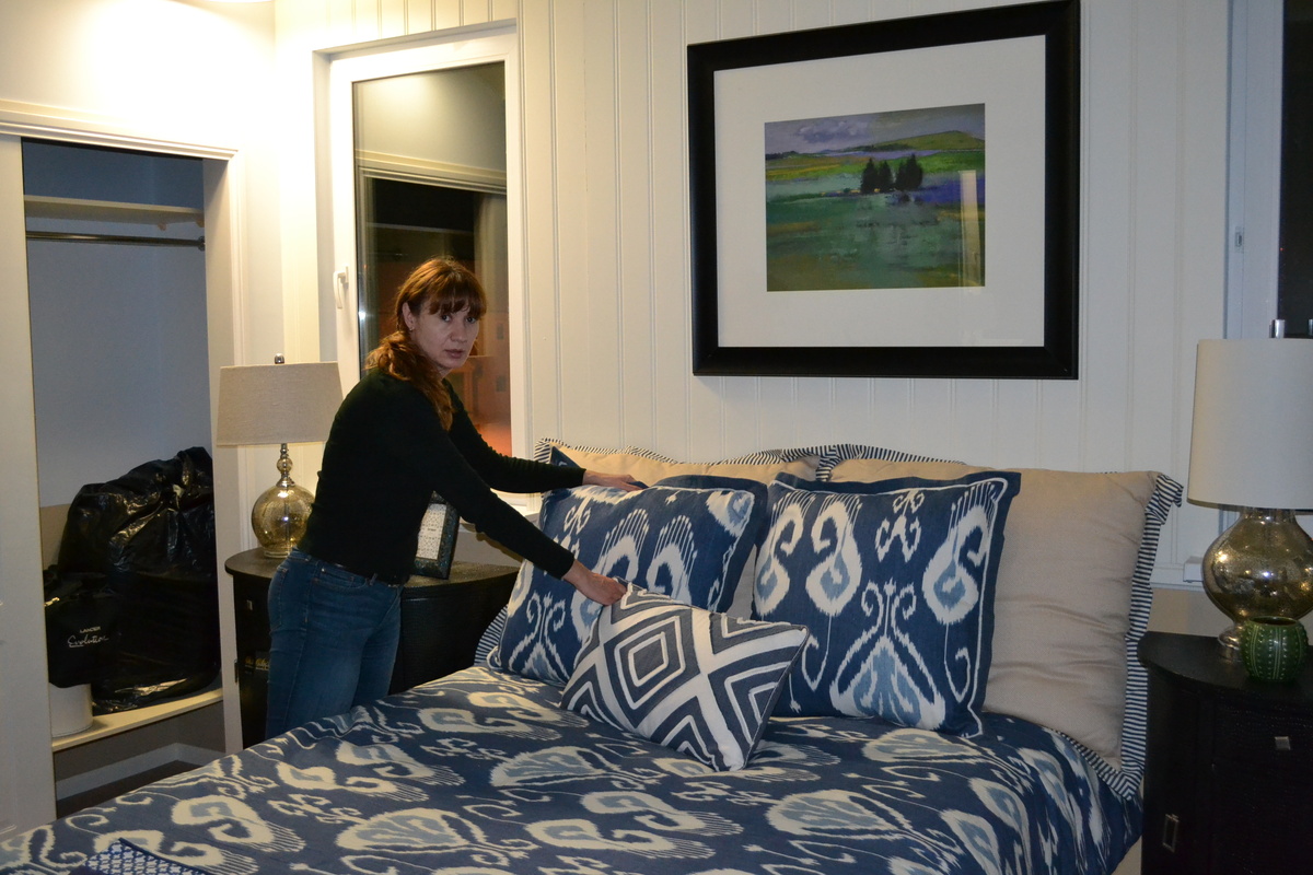 Спальня в демо-доме, за моей спиной в шкафу просматриваются наши вещи