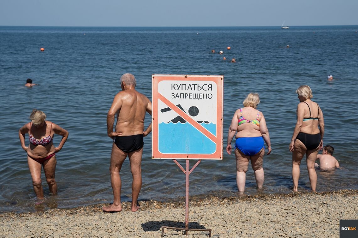 Отдыхающие на пляже в Анапе, лето 2025 года. 