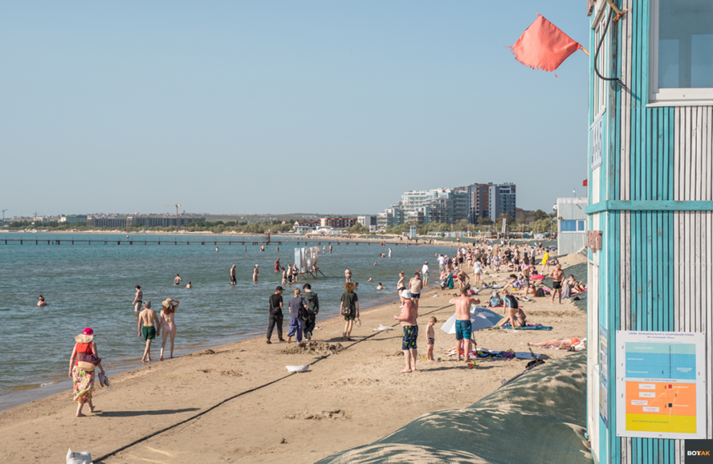 На Центральном пляже в субботний вечер довольно много людей, но это не сравнить с тем, как бывало обычно. Местные рассказывают, что раньше уже в начале сезона отдыхающие здесь «лежали один к одному». 