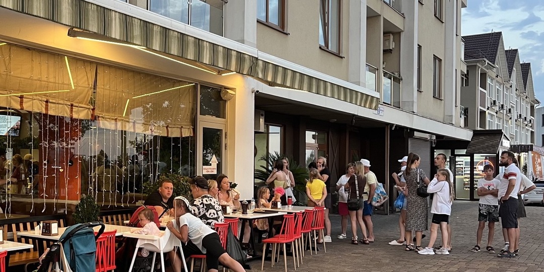 Отзыв о поездке в Сочи 2025. Цены в ресторанах такие, что в столовые стоят очереди