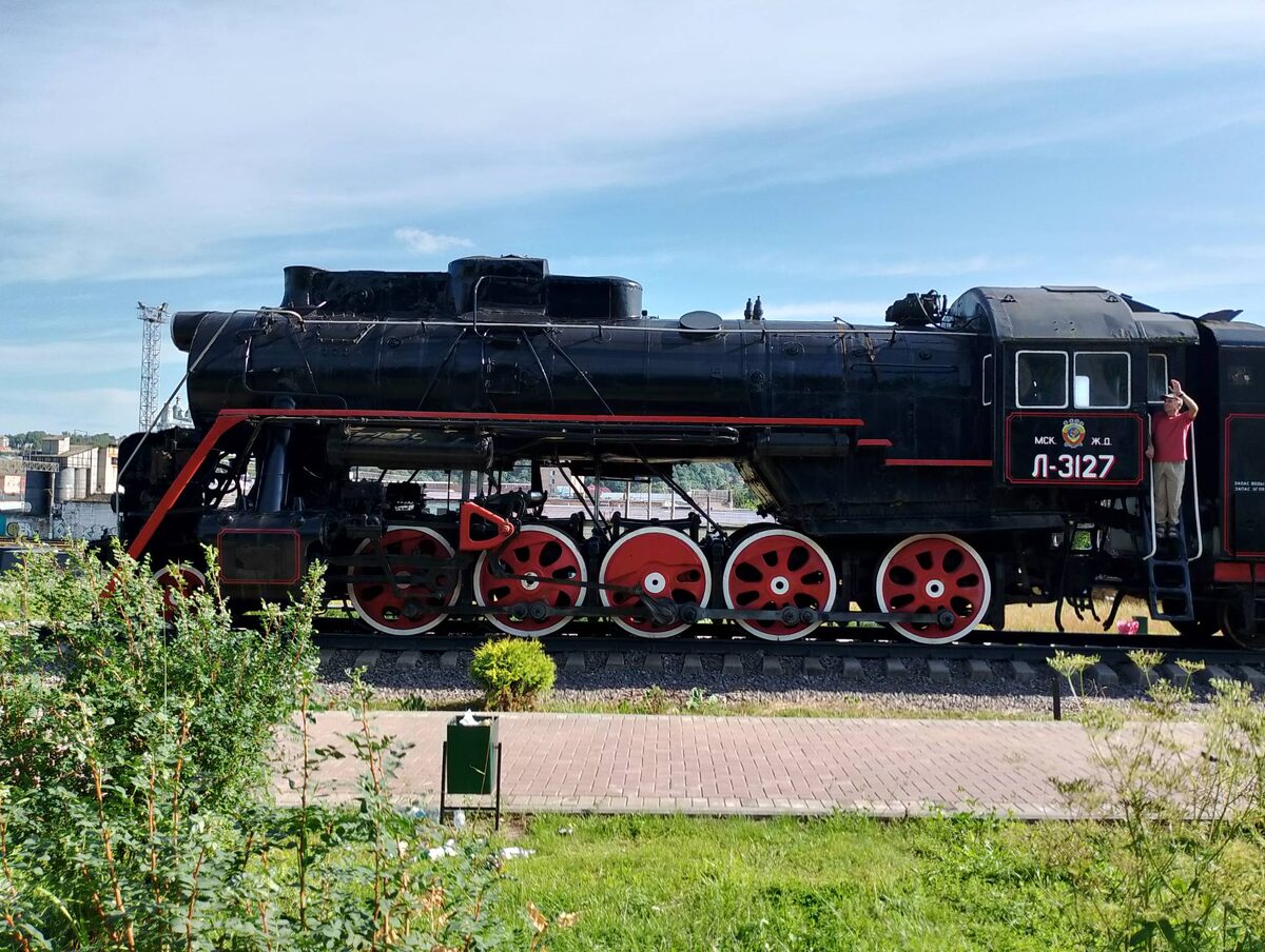 Попытался вернуться мз Смоленска в Москву на паровозе - не вышло. Пришлось покупать билеты на "ласточку".