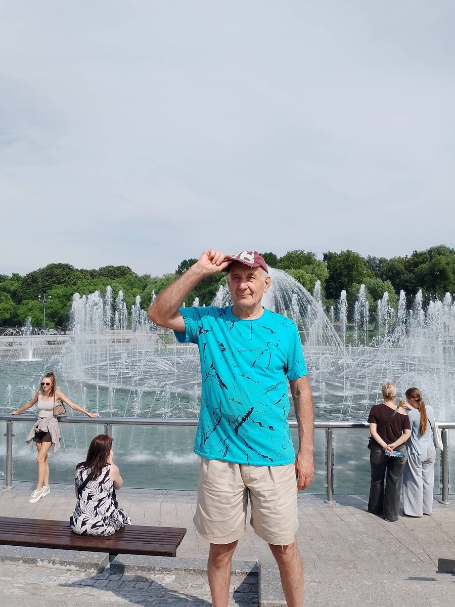 Напиши я здесь: Петергоф - многие поверили бы, Но это Царицыно. Ехать в Питер после возвращения из деревни нас "заломало", хотя планы такие были.