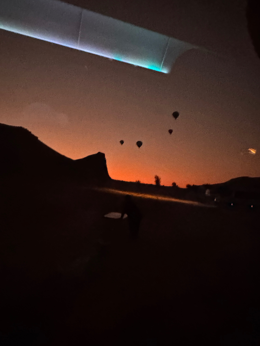 Некоторые шары уже летают. Время 5 утра.