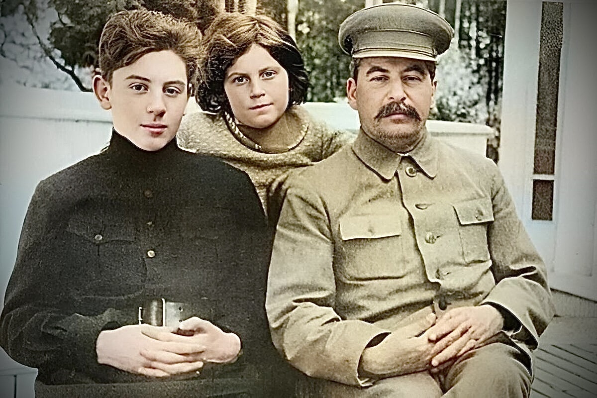 Иосиф Сталин с детьми.