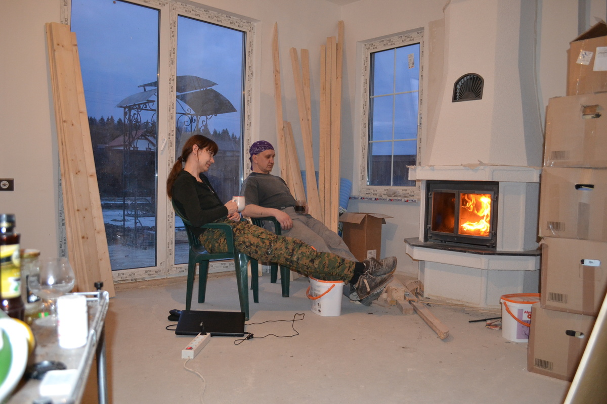 Мы сразу после переезда, декабрь 2014. Позже я запретила пользоваться камином до окончания ремонта, потому что все зависали у огня и работа останавливалсь