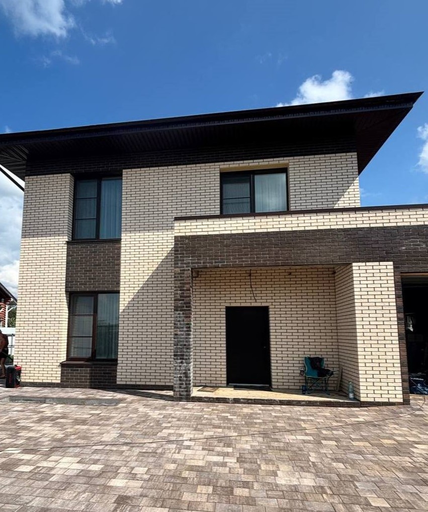 кирпичный дом гармонично сочетается с брусчаткой цвета колормикс терракотовый