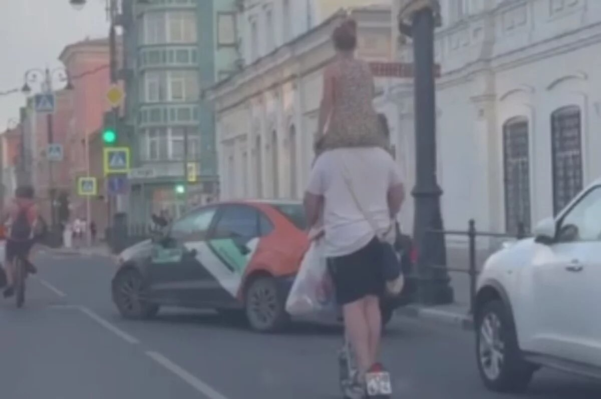    Полиция Самары ищет самокатчика, ехавшего по дороге с девочкой на плечах