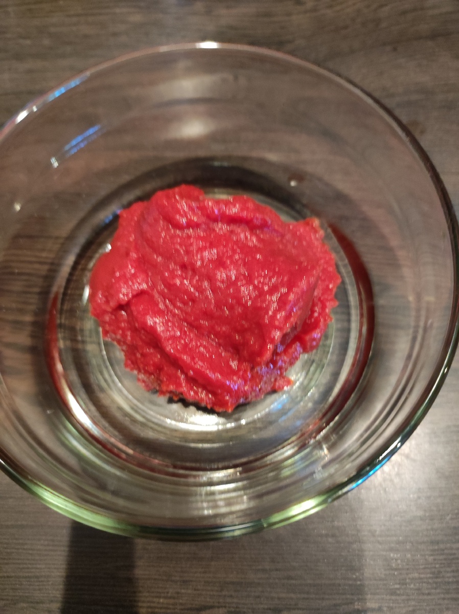 В посуду кладём 200 гр томатной пасты