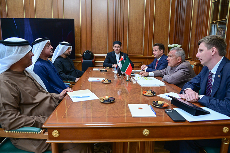    Рустам Минниханов поблагодарил шейха за уделенное время и отметил, что отношения России и ОАЭ развиваются, а Татарстан помогает их укреплению.   
Фото: rais.tatarstan.ru
